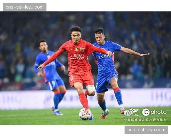 上海申花1-0小胜上海海港，同城德比激烈对抗